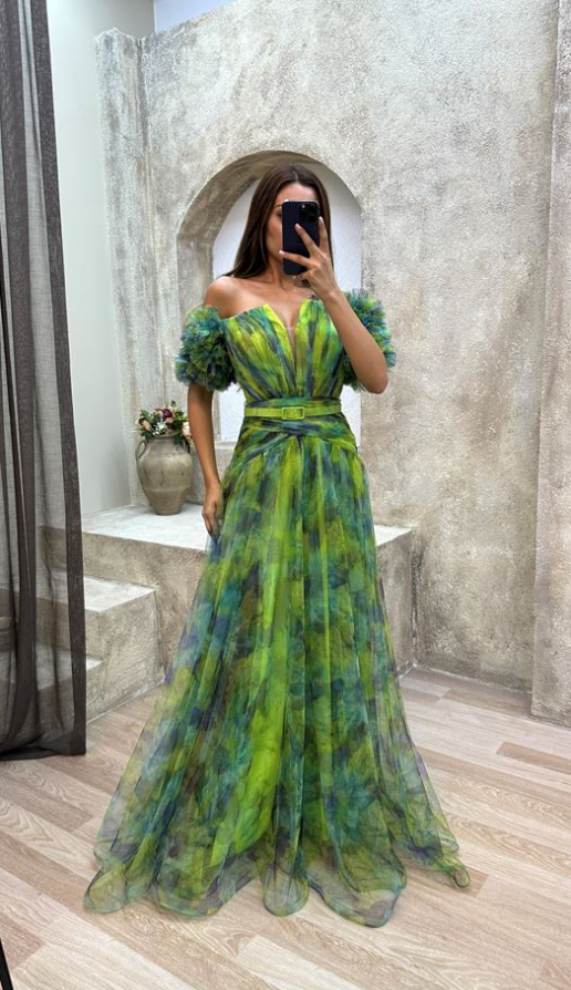 Adele - Tulle evening dress with V-neckline